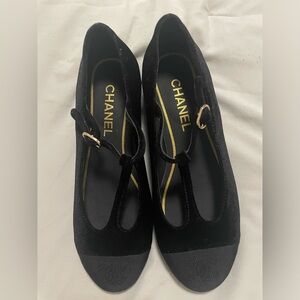 Black “Chanel” flats